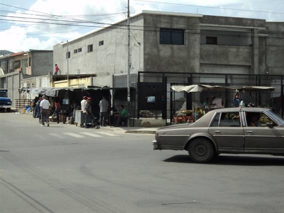 BUHONEROS DE LA CALLE 11 CON LISANDRO ALVARADO IMPIDEN EL LIBRE TRÁNSITO