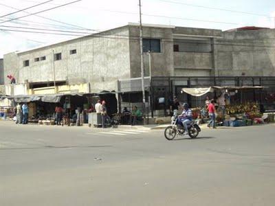 BUHONEROS DE LA CALLE 11 CON LISANDRO ALVARADO IMPIDEN EL LIBRE TRÁNSITO