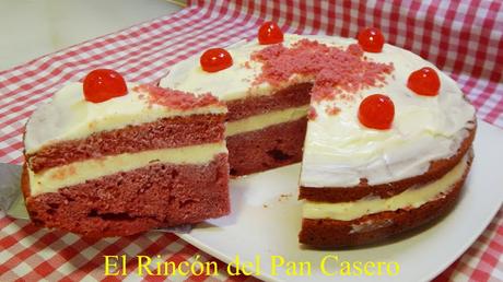 Receta fácil de tarta red velvet con relleno de frosting de queso