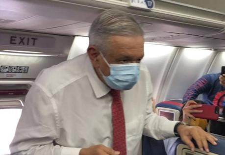 Ponen en cuarentena a pasajeros que volaron con AMLO desde SLP a CDMX
