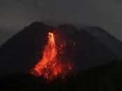 Volcán Merapi expulsa lava ceniza