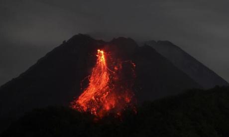 Volcán Merapi expulsa un río de lava y ceniza