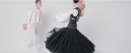 Giambattista Valli. Exceso, volumen, ballet y los Bridgerton.