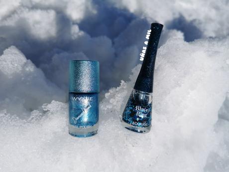 Diseño de uñas Frozen en blanco y azul