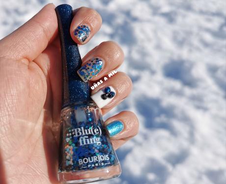 Diseño de uñas Frozen en blanco y azul