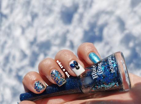 Diseño de uñas Frozen en blanco y azul