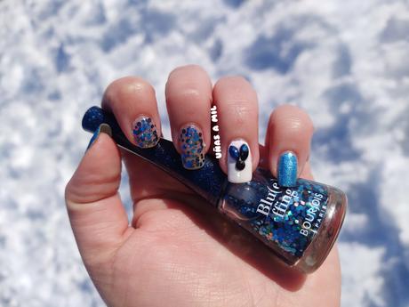 Diseño de uñas Frozen en blanco y azul