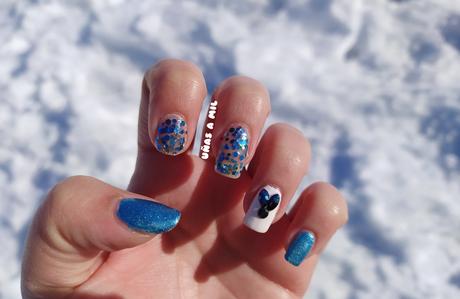 Diseño de uñas Frozen en blanco y azul
