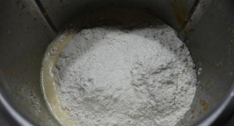 Echamos la harina por partes y mezclamos de dos veces