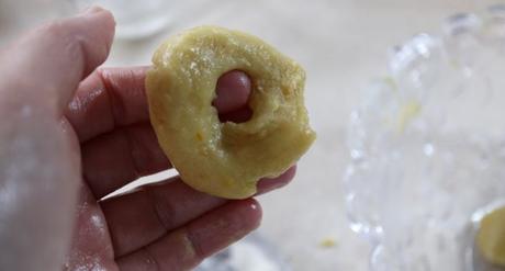 Hacer la forma de los roscos con la masa