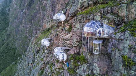 Turismo de altura: Duerme en una cápsula colgante al borde de una montaña en Perú