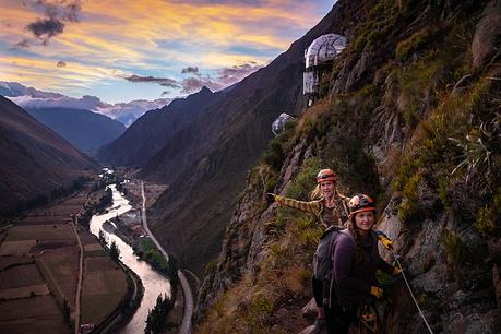 Turismo de altura: Duerme en una cápsula colgante al borde de una montaña en Perú