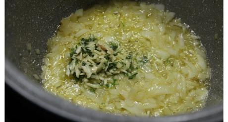 Ponemos la cebolla y el machado de ajo y perejil para sofreír