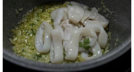Ponemos las anillas de calamar junto al sofrito para cocinar
