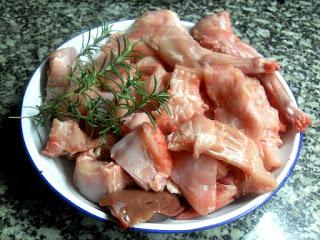 Carne de conejo troceada