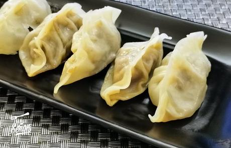 Gyozas o empanadillas japonesas, rellenas de carne picada y setas shiitake