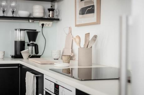 delikatissen white black kitchen scandinavian tiny apartment scandinavian kitchen open-plan open kitchen open concept nordic style estilo nórdico cocina nórdica cocina negra cocina estilo nordico cocina escandinava cocina diáfana cocina comedor cocina blanca cocina abierta  