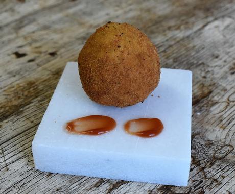 Croquetas de risotto de boletus rellenas de mozzarella