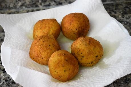 Croquetas de risotto de boletus rellenas de mozzarella