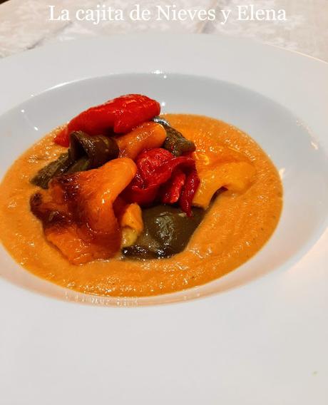 Pimientos asados en salsa de hinojo y cebolla morada del jugo del mismo asado Pimientos asados en salsa de hinojo y cebolla morada del jugo del mismo asado