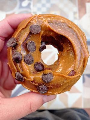 Donuts veganos de chocolate con crema de cacahuete Donuts veganos de chocolate con crema de cacahuete
