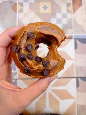 Donuts veganos de chocolate con crema de cacahuete Donuts veganos de chocolate con crema de cacahuete