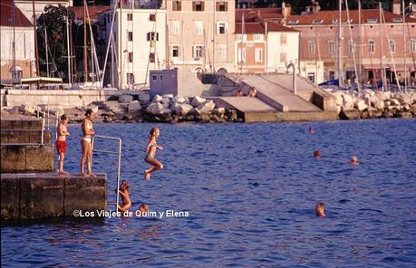 niños bañándose en Pirán