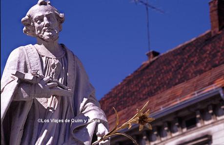 Plaza Glavni, Monumento a la Peste