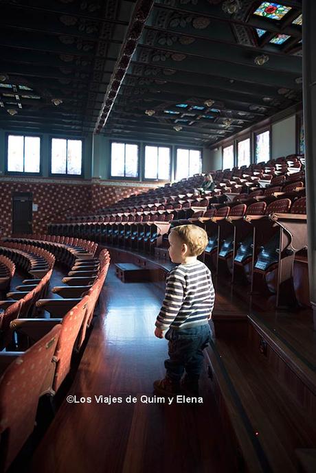 Álex explorando el Palau de la Música