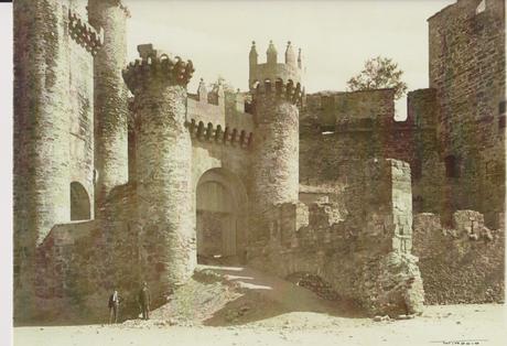 El director de los museos, y del Castillo de Ponferrada recupera una fotografía centenaria que muestra una vista muy diferente de la fortaleza 1