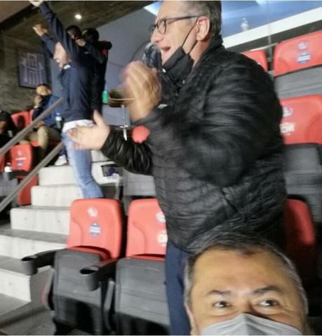Presidente de la CANIRAC presume mini fiesta en partido del  Atlético San Luis