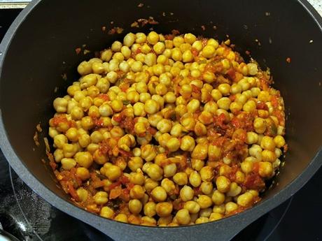 Garbanzos con langostinos y rape, un guiso delicioso