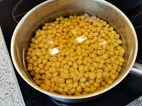 Garbanzos con langostinos y rape, un guiso delicioso Garbanzos con langostinos y rape, un guiso delicioso