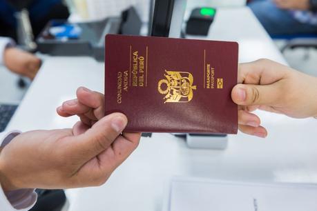 Migraciones expide pasaporte electrónico en aeropuerto para casos de emergencia