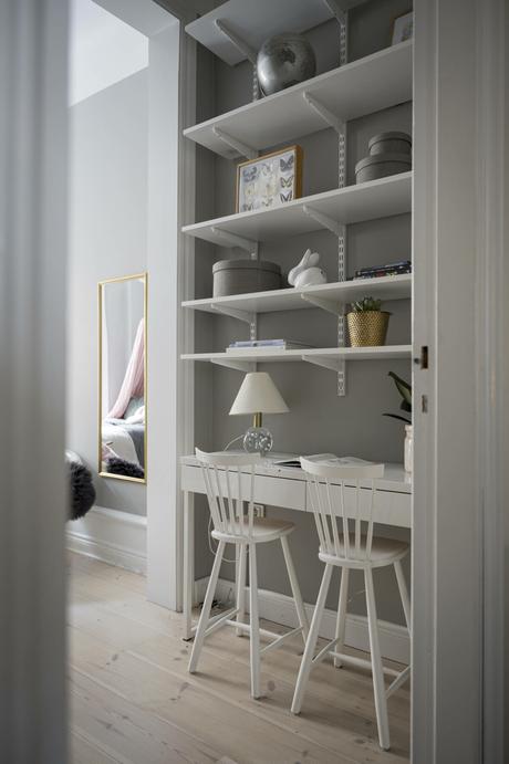 delikatissen symmetry in interior design symmetrical living rooms symmetrical balance in interior desing symmetric design suelos de madera en espiga suelo parquet scandinavian style scandinavian apartment refined decor nordic style madera maciza suelos interior design hard wood floor estilo nórdico escandinavo elegant scandinavian elegant scandi apartment elegant decor decoración simétrica decoración nórdica decoración elegante decoración de salones decoración de interiores  