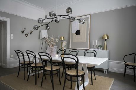 delikatissen symmetry in interior design symmetrical living rooms symmetrical balance in interior desing symmetric design suelos de madera en espiga suelo parquet scandinavian style scandinavian apartment refined decor nordic style madera maciza suelos interior design hard wood floor estilo nórdico escandinavo elegant scandinavian elegant scandi apartment elegant decor decoración simétrica decoración nórdica decoración elegante decoración de salones decoración de interiores  