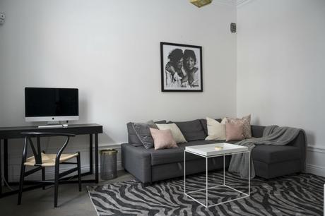 delikatissen symmetry in interior design symmetrical living rooms symmetrical balance in interior desing symmetric design suelos de madera en espiga suelo parquet scandinavian style scandinavian apartment refined decor nordic style madera maciza suelos interior design hard wood floor estilo nórdico escandinavo elegant scandinavian elegant scandi apartment elegant decor decoración simétrica decoración nórdica decoración elegante decoración de salones decoración de interiores  