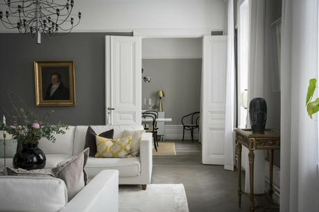 delikatissen symmetry in interior design symmetrical living rooms symmetrical balance in interior desing symmetric design suelos de madera en espiga suelo parquet scandinavian style scandinavian apartment refined decor nordic style madera maciza suelos interior design hard wood floor estilo nórdico escandinavo elegant scandinavian elegant scandi apartment elegant decor decoración simétrica decoración nórdica decoración elegante decoración de salones decoración de interiores  