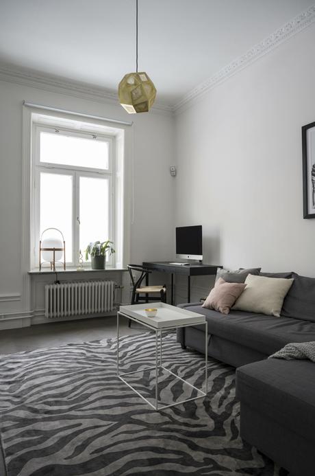 delikatissen symmetry in interior design symmetrical living rooms symmetrical balance in interior desing symmetric design suelos de madera en espiga suelo parquet scandinavian style scandinavian apartment refined decor nordic style madera maciza suelos interior design hard wood floor estilo nórdico escandinavo elegant scandinavian elegant scandi apartment elegant decor decoración simétrica decoración nórdica decoración elegante decoración de salones decoración de interiores  