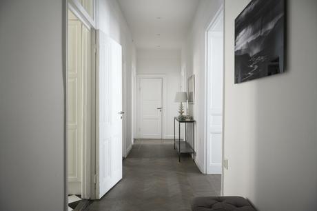 delikatissen symmetry in interior design symmetrical living rooms symmetrical balance in interior desing symmetric design suelos de madera en espiga suelo parquet scandinavian style scandinavian apartment refined decor nordic style madera maciza suelos interior design hard wood floor estilo nórdico escandinavo elegant scandinavian elegant scandi apartment elegant decor decoración simétrica decoración nórdica decoración elegante decoración de salones decoración de interiores  