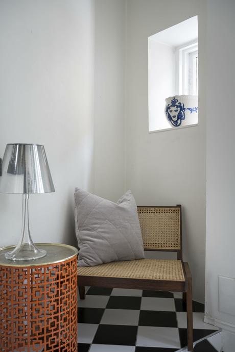 delikatissen symmetry in interior design symmetrical living rooms symmetrical balance in interior desing symmetric design suelos de madera en espiga suelo parquet scandinavian style scandinavian apartment refined decor nordic style madera maciza suelos interior design hard wood floor estilo nórdico escandinavo elegant scandinavian elegant scandi apartment elegant decor decoración simétrica decoración nórdica decoración elegante decoración de salones decoración de interiores  