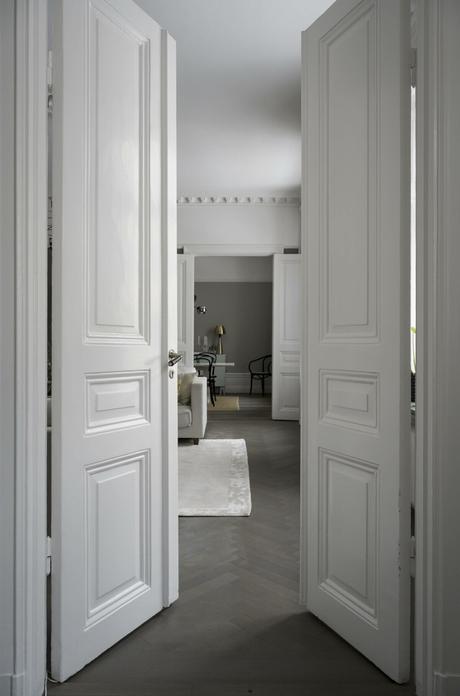 delikatissen symmetry in interior design symmetrical living rooms symmetrical balance in interior desing symmetric design suelos de madera en espiga suelo parquet scandinavian style scandinavian apartment refined decor nordic style madera maciza suelos interior design hard wood floor estilo nórdico escandinavo elegant scandinavian elegant scandi apartment elegant decor decoración simétrica decoración nórdica decoración elegante decoración de salones decoración de interiores  