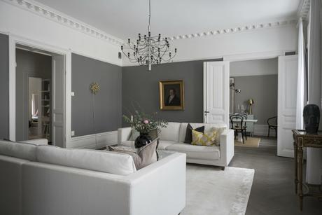 delikatissen symmetry in interior design symmetrical living rooms symmetrical balance in interior desing symmetric design suelos de madera en espiga suelo parquet scandinavian style scandinavian apartment refined decor nordic style madera maciza suelos interior design hard wood floor estilo nórdico escandinavo elegant scandinavian elegant scandi apartment elegant decor decoración simétrica decoración nórdica decoración elegante decoración de salones decoración de interiores  