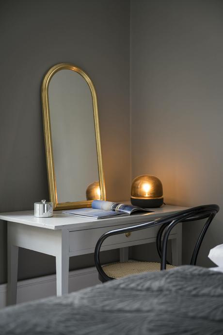 delikatissen symmetry in interior design symmetrical living rooms symmetrical balance in interior desing symmetric design suelos de madera en espiga suelo parquet scandinavian style scandinavian apartment refined decor nordic style madera maciza suelos interior design hard wood floor estilo nórdico escandinavo elegant scandinavian elegant scandi apartment elegant decor decoración simétrica decoración nórdica decoración elegante decoración de salones decoración de interiores  