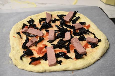 Pizza con trompetas caramelizadas y mousse de pato con trufa