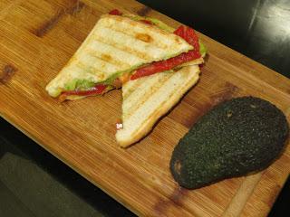 SÁNDWICH DE PESTO DE AGUACATE Y PIMIENTOS