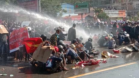 Myanmar: fuerzas policiales disparan al aire como advertencia a los manifestantes