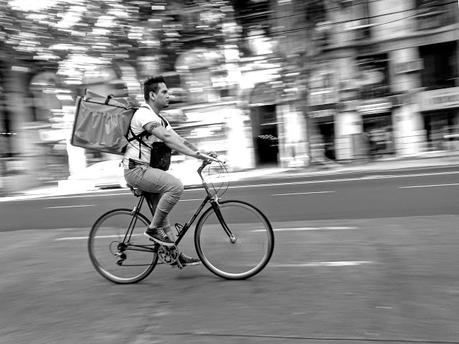 Muchacho delivery en bicicleta  por avda.Santa Fe