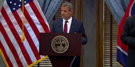 Gobernador de EEUU dice que los atletas transgénero “destruirán el deporte femenino”