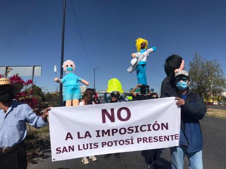 Con piñata de Mónica Rangel, expresan repudio a la candidata de MORENA